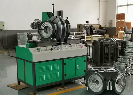 Multi angolo dell'officina che salda la macchina adattantesi di fusione di 450MM - di 200