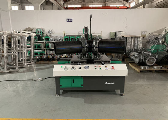Multi angolo dell'officina che salda la macchina adattantesi di fusione di 450MM - di 200